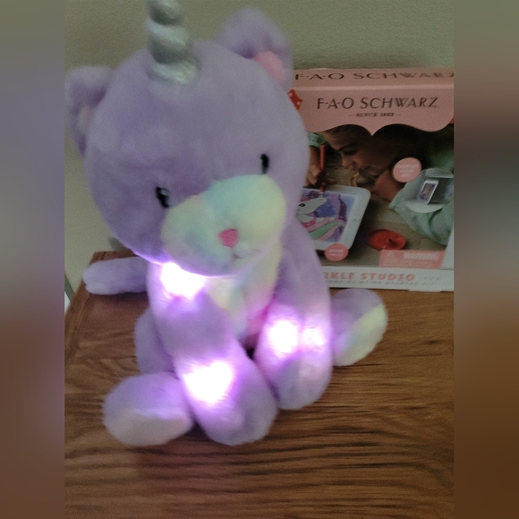 Schwarz Glow Bright Kittycorn & Sparkle Studio Light-Up Diamond Paint Set - Picture 2 of 4